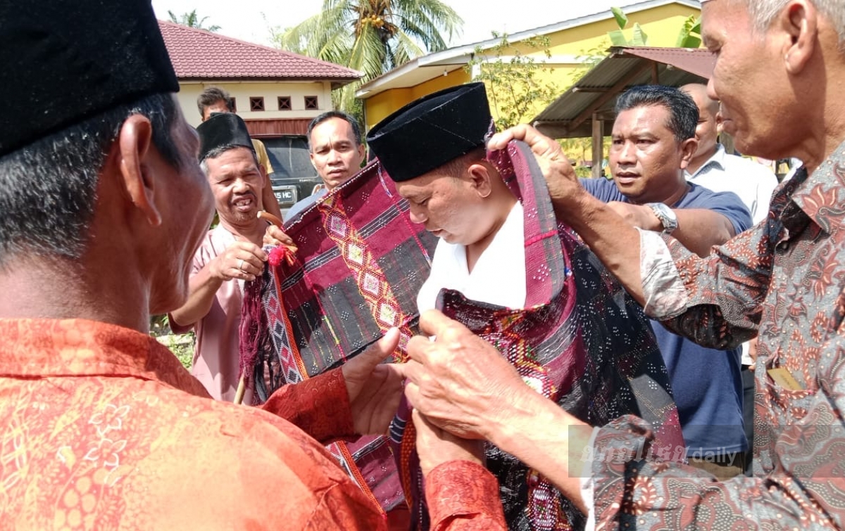 Disambut Hangat  Ratusan Warga Aeknabara Barumun, Putra Mahkota Diulosi