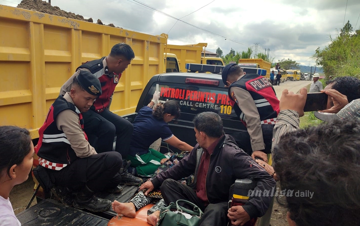 Polres Dairi Gotong Pasien Darurat Lewati Jalan Putus