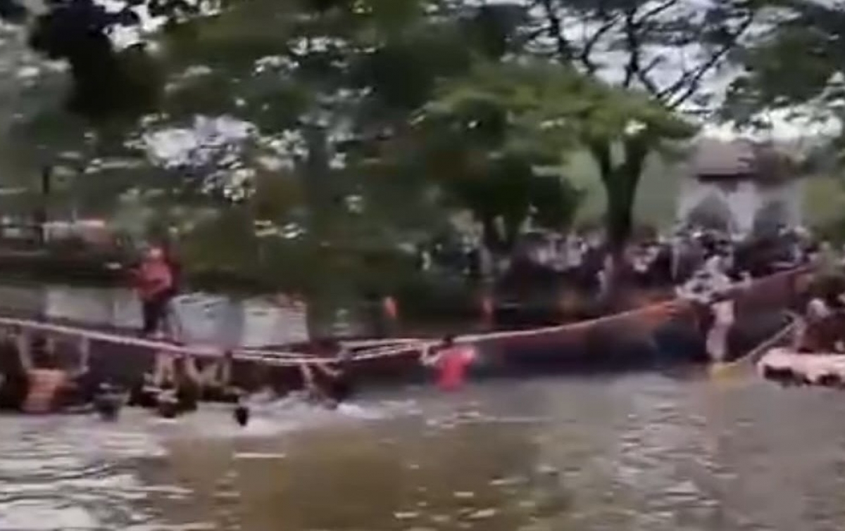 Puluhan Pengunjung Tercebur ke Danau Taman Cadika Akibat Jembatan Over Kapasitas