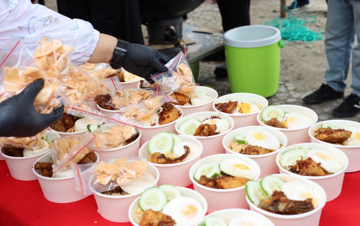 Lansia, Yatim, dan Warga Kurang Mampu Dijamu Makan Bersama