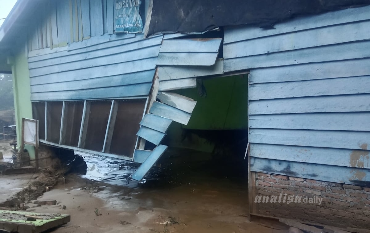 Harta Benda dan Seragam Sekolah Tersapu Banjir di Lau Tawar Dairi