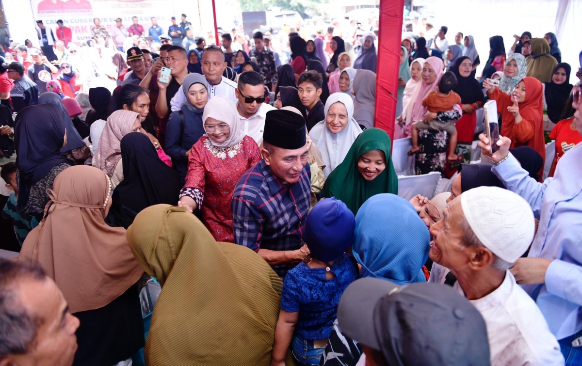 Edy Rahmayadi Diadang Puluhan Emak-emak di Kota Tebingtinggi, Sampaikan Dukungan