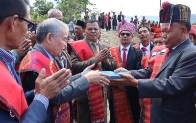 Marga Limbong Gelar Kegiatan Ulos Nasoraburuk, Berikan Tanah Adat untuk 4 Marga Lainnya