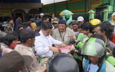 Bagikan Sarapan Gratis ke Ratusan Warga, Prof Ridha: Peran Masjid Bukan Sekadar Ibadah