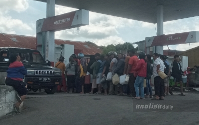 Warga Antre Bawa Jerigen, BBM Sulit di Dairi