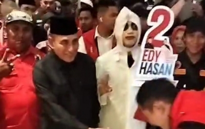 Satir Seni Politik, Edy Rahmayadi Didampingi 'Pocong' Saat Masuk Arena Debat Pilgub Sumut