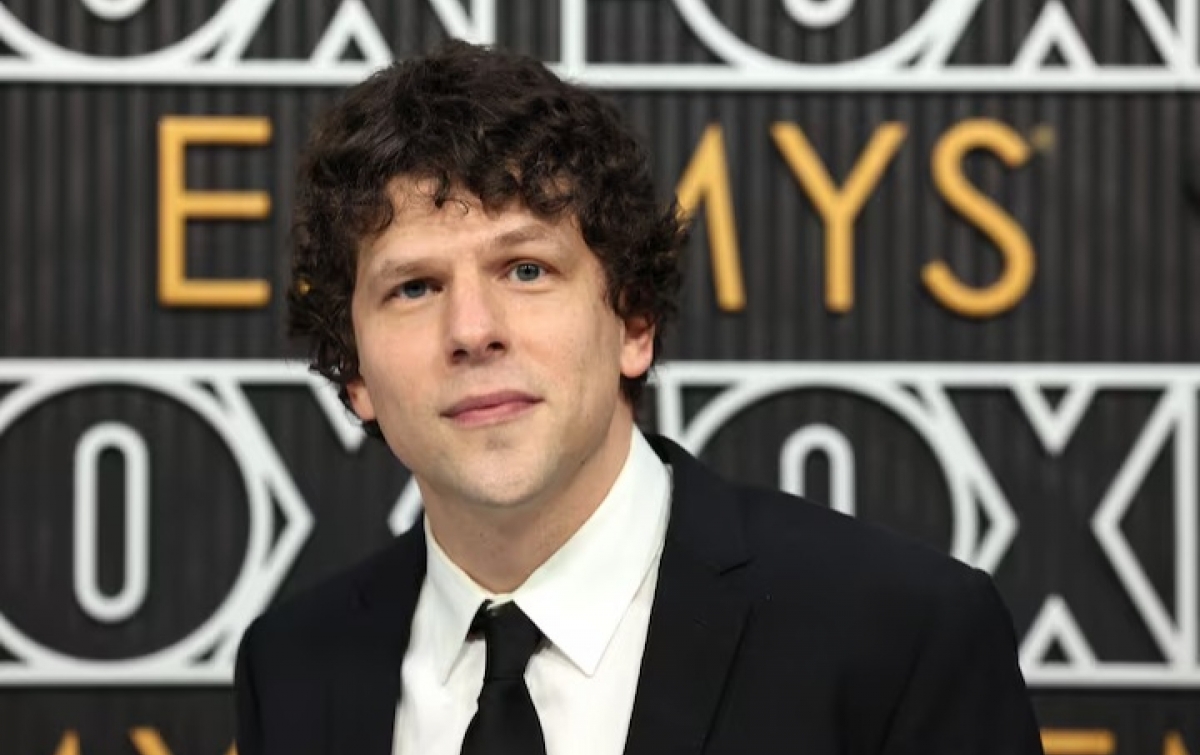 'A Real Pain' Tayang Perdana Hari Ini, Jesse Eisenberg Unggah Emosi dan Refleksi tentang Trauma