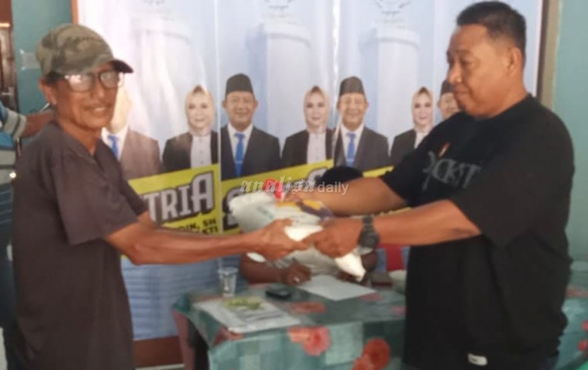 Tim Pemenangan Satria Bagikan Beras Kepada Puluhan Abang Becak