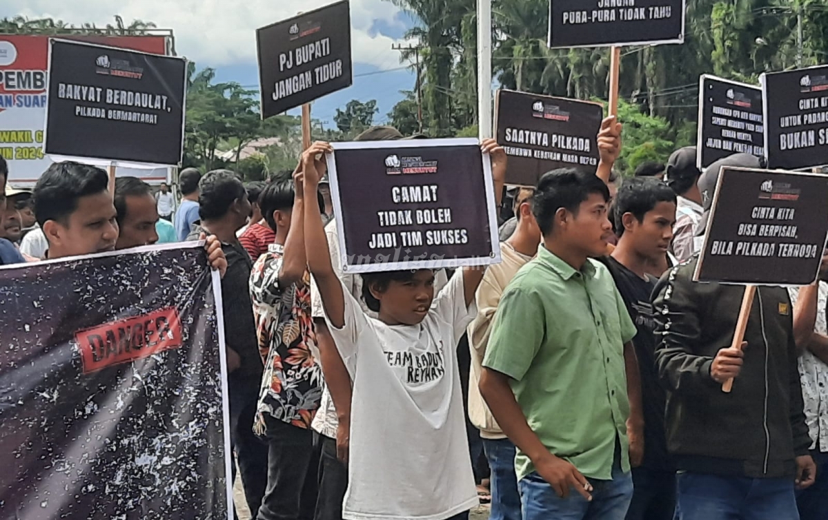 Ratusan Massa Alarm Demo Bawa Bendera Hitam,  Tuding Ardan Noor dan Harjusli Tidak Netral