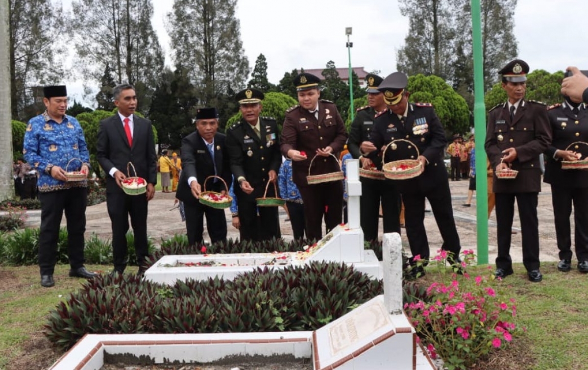 Hari Pahlawan Diwarnai Tabur Bunga