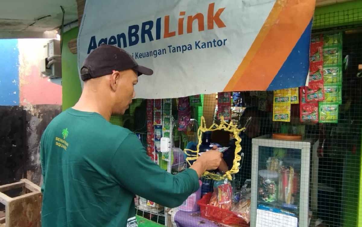 Pahlawan Inklusi Keuangan, AgenBRILink di Tengah Kebun Kelapa Sawit Berhasil Dekatkan Layanan Perbankan dengan Masyarakat