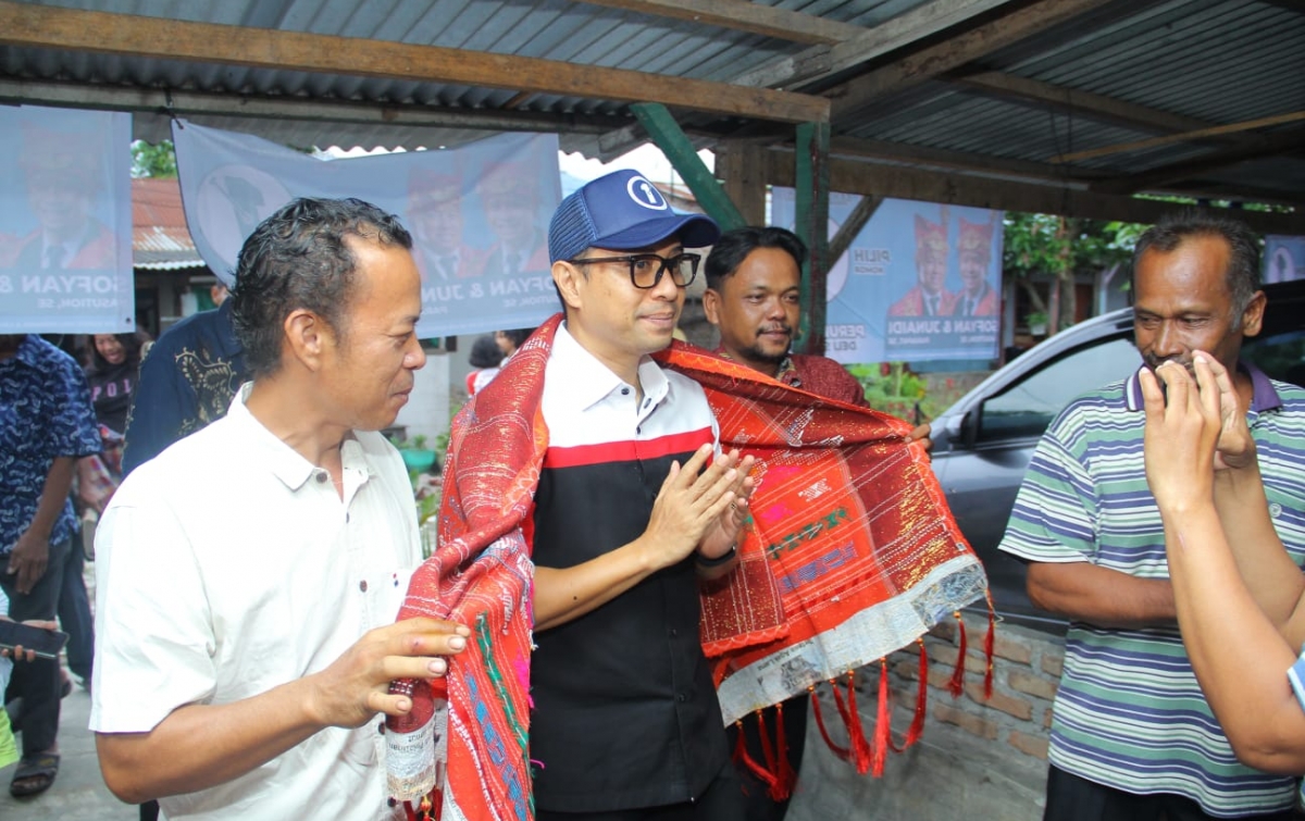 Curhat ke Cabup Sofyan Nasution, Harap Jalan Berkubang dan Rusak Diperbaiki