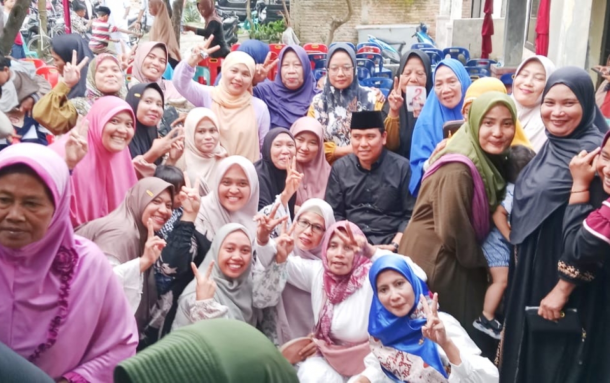 Emak-Emak Kampung Kolam Selfie Meriah Bareng Hasan Basri Sagala