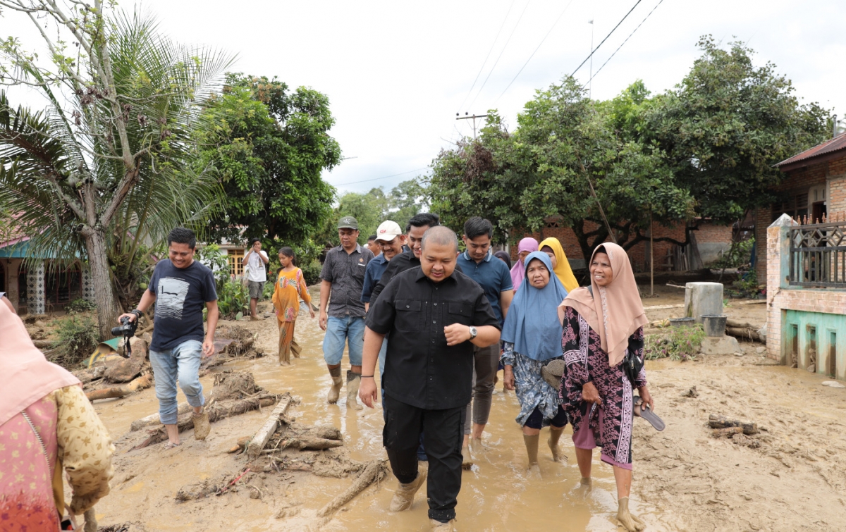 Dolly-Parulian Tinjau dan Serahkan Bantuan Banjir Bandang Tapsel