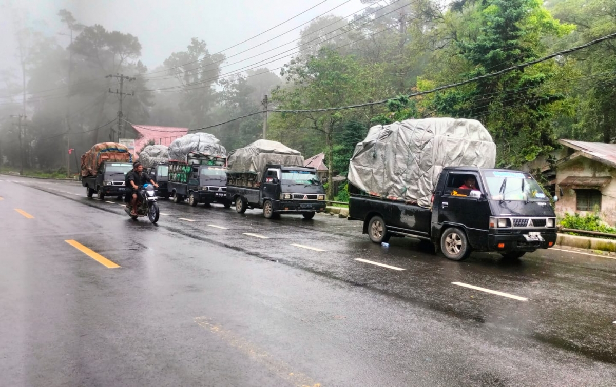 Dampak Bencana Longsor Berastagi Sepi, Truk Sayur Lewat Jalur Siantar