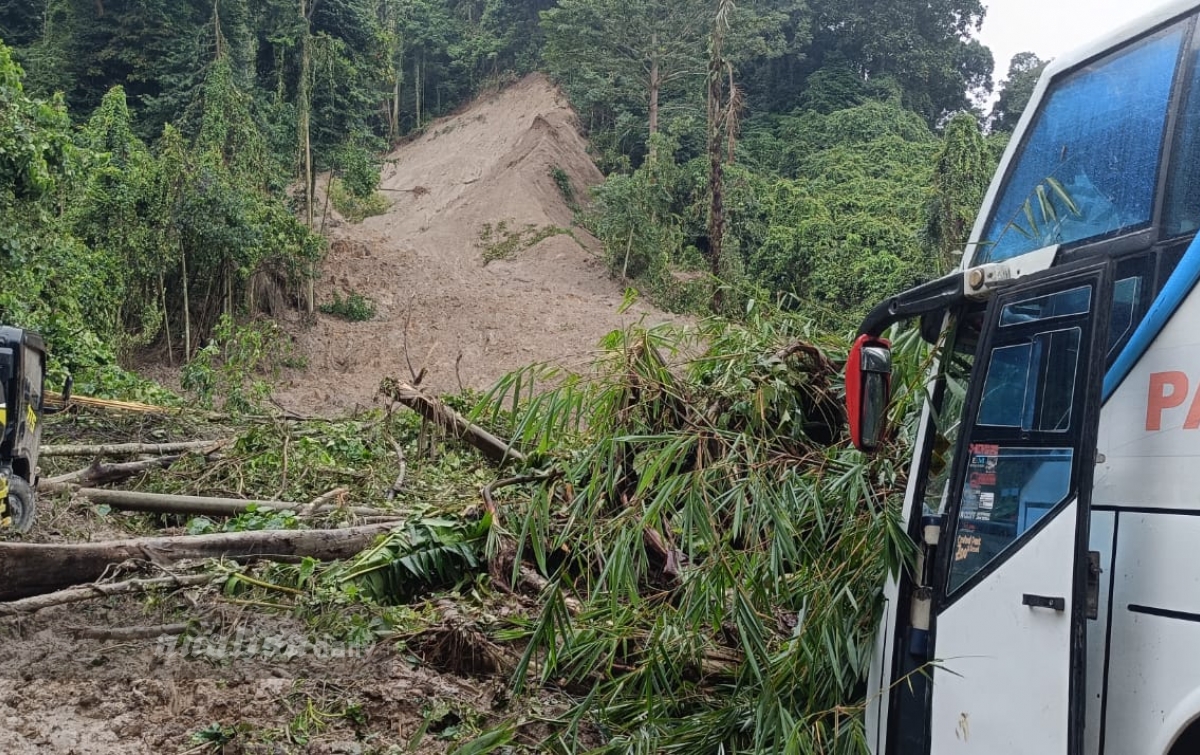 Situasi Lokasi Longsor Sembahe Masih Mencekam, Diperkirakan 4 Hari Jalan Baru Bis Dilewati