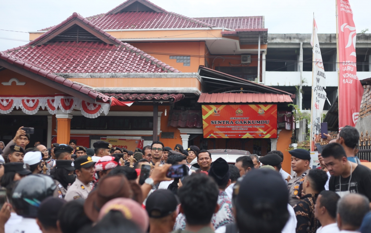 Ribuan Massa Koalisi Aksi Masyarakat Peduli Pilkada Jujur Geruduk KPU dan Bawaslu