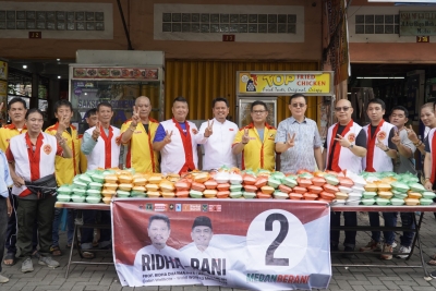 Kelompok Kita Sahabat Hasyim dan 5 Elemen Bersama Prof Ridha Bagikan Nasi di Jumat Berkah