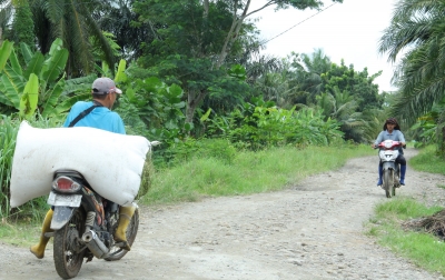 Warga Dusun IX Kota Datar Keluhkan Jalan Tak Tersentuh Aspal