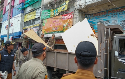 Menyalahi Aturan, Sejumlah Ruko Tempat Usaha di Medan Petisah Ditertibkan