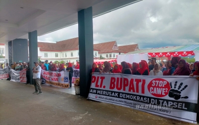 Massa Demo Plt Bupati Tapsel Rasyid Dongoran, Diduga Cawe-Cawe Pilkada