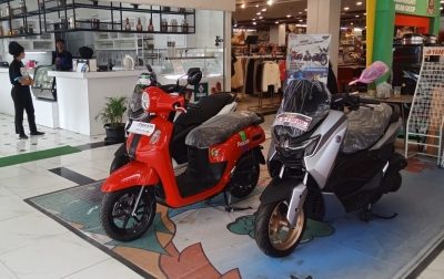 Pengunjung Irian Supermarket Medan Kagumi Warna dan Fitur Baru Yamaha Fazzio