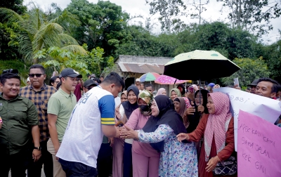 Bobby Nasution Dicegat saat Melintas di Simalungun, Warga Keluhkan Jalan Rusak