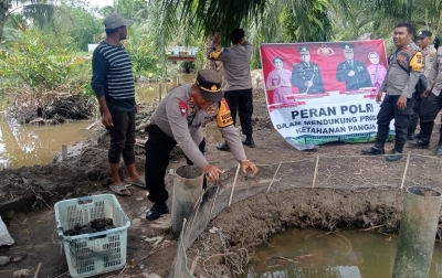 Polsek Hamparan Perak Dukung Ketahanan Pangan, Berikan Bibit Kepiting dan Ikan ke Warga