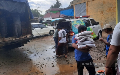 Korban Banjir di Padanglawas Terima Bantuan