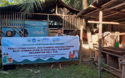 Pelatihan Pembuatan Pakan Mandiri, Unimed Berdayakan Peternak Ayam Desa Deli Tua Barat