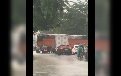 Diguyur Hujan Semalaman, Kawasan Kampung Lalang Banjir, Banyak Pengendara Tak Bisa Lewat