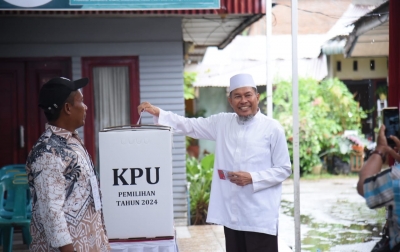 Didampingi Keluarga, Hidayatullah Gunakan Hak Suara di TPS 08