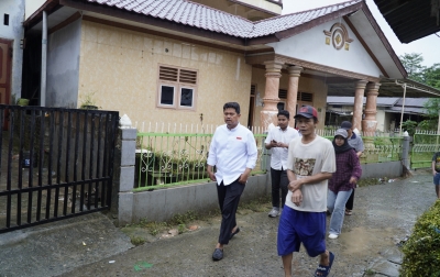 Prihatin Banjir di Medan Maimun, Prof Ridha Temui Korban dan Salurkan Paket Sembako