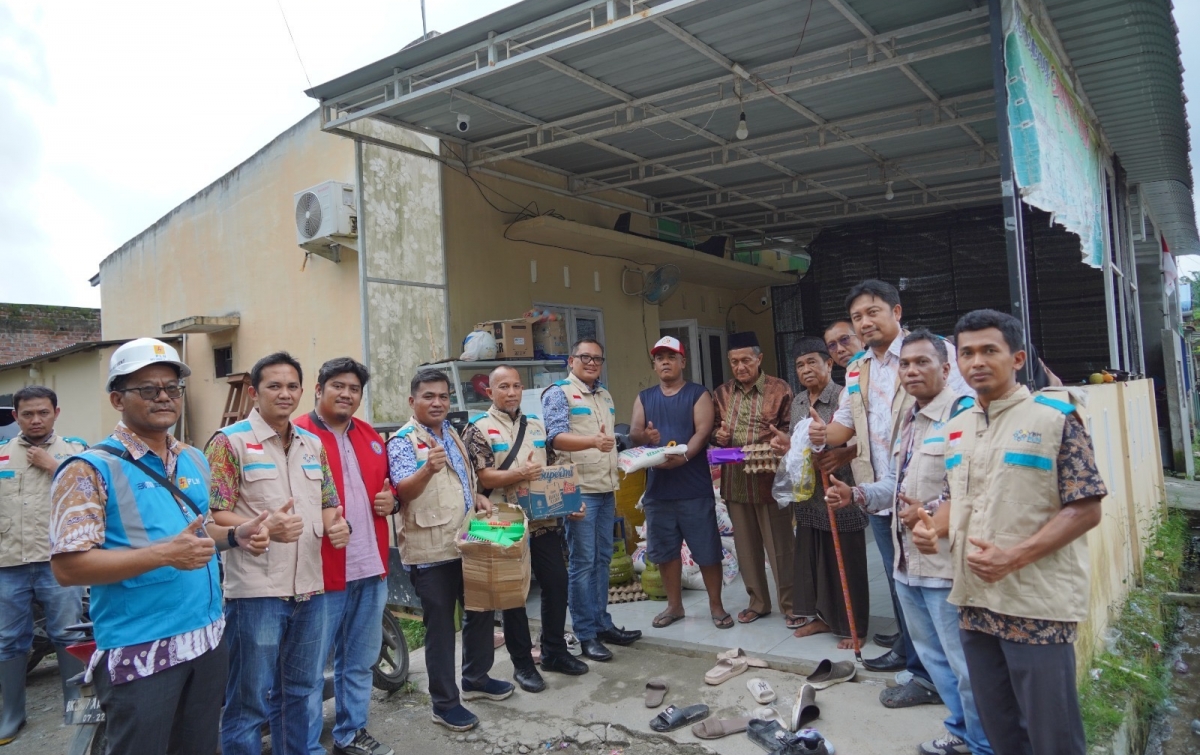 Pasca Banjir, YBM PLN dan PLN UID Sumut Salurkan Bantuan ke Posko Dapur Umum