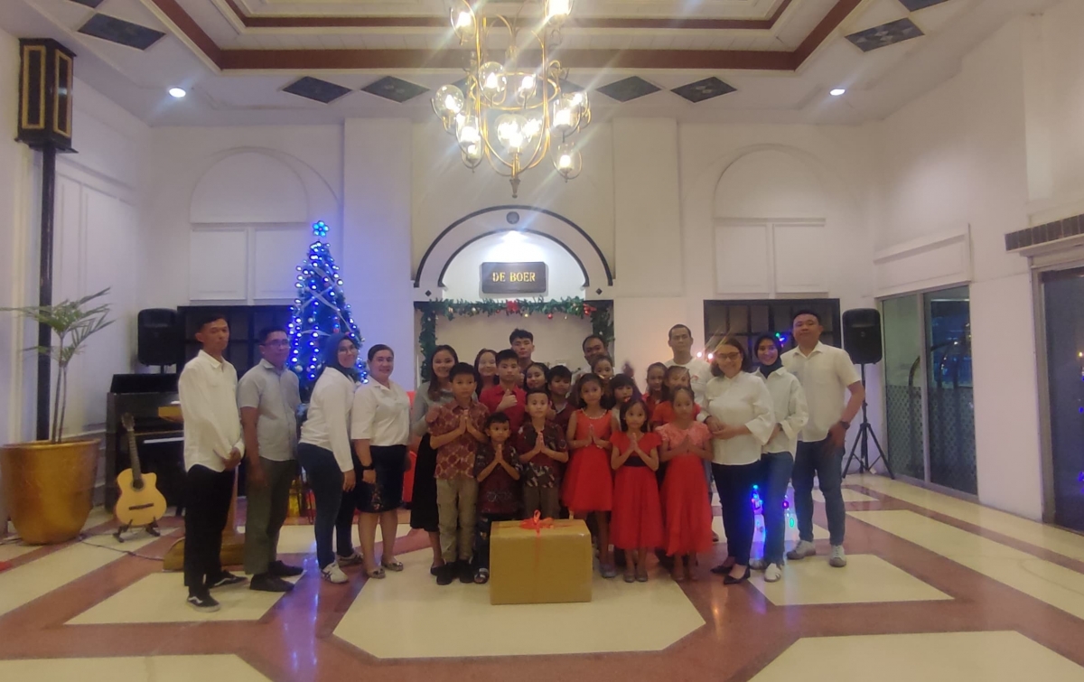 Grand Inna Medan Sambut Natal dengan Meriah, Ajak Anak Panti Asuhan Nyalakan Lampu Natal