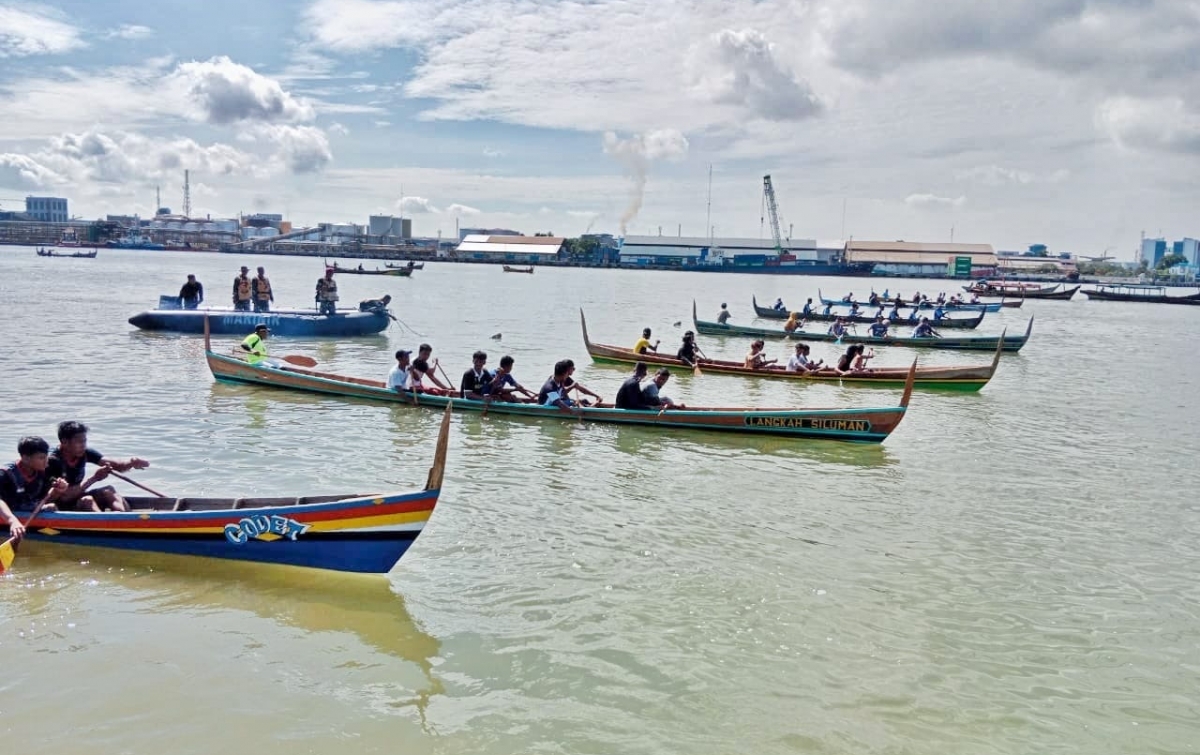 Keseruan Perlombaan Dayung Sampan Pesisir, Bangkitkan Semangat Masyarakat