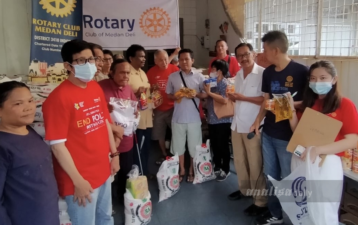 Sambut Natal dan Imlek, Yayasan RC Medan Deli Salurkan Ratusan Paket Sembako