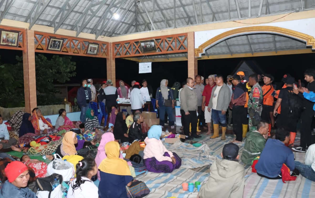 Bupati Tapsel Tinjau Pengungsi Korban Banjir di Kecamatan Tantom Angkola