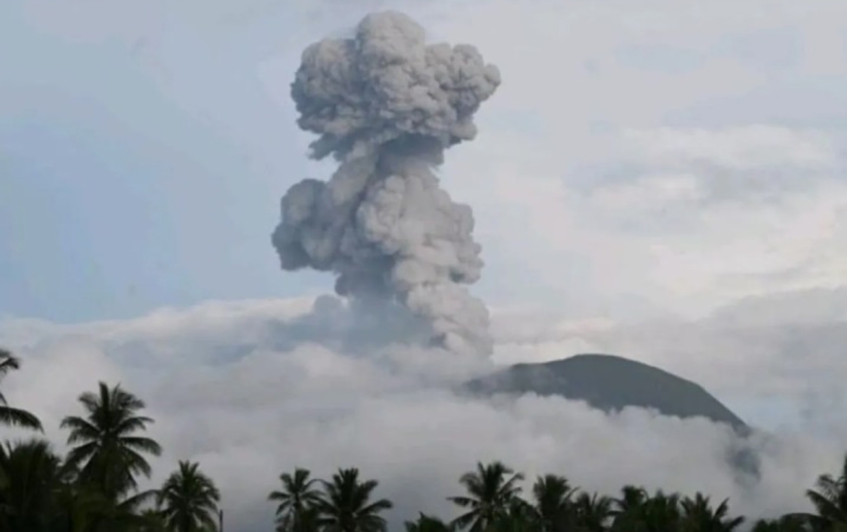 Gunung Ibu Kembali Semburkan Abu Setinggi 1.200 Meter