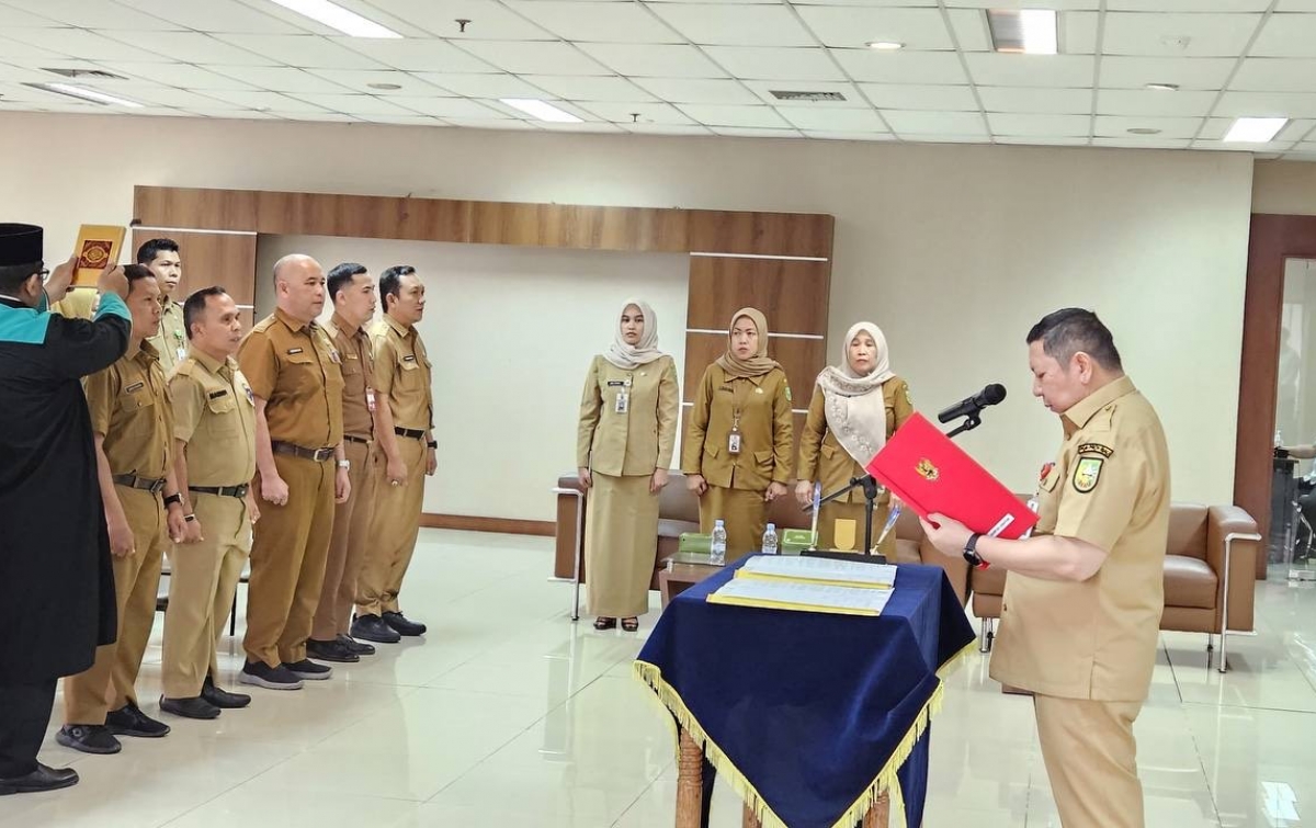 Asisten I Setdaprov Riau Lantik 10 Pejabat Fungsional DPMPTSP