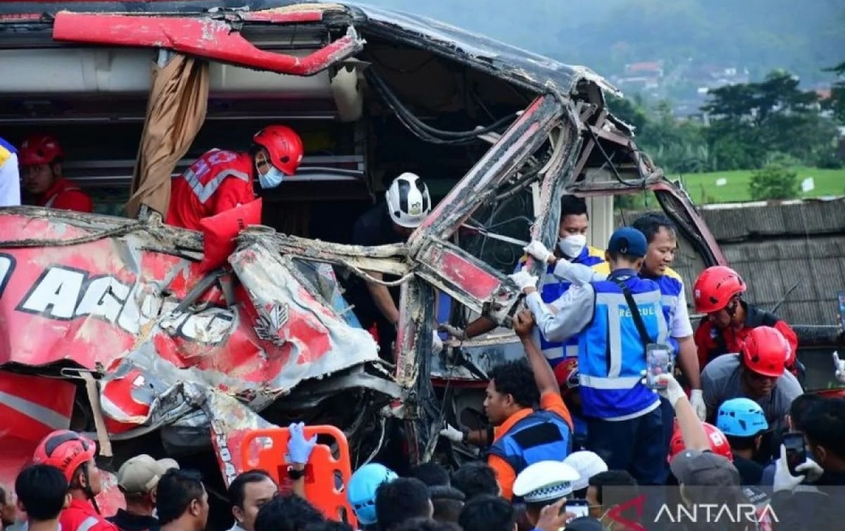 Rombongan SMP IT Darul Qur'an Mulia Putri Kecelakaan di Tol Pandaan-Malang, Empat Orang Tewas