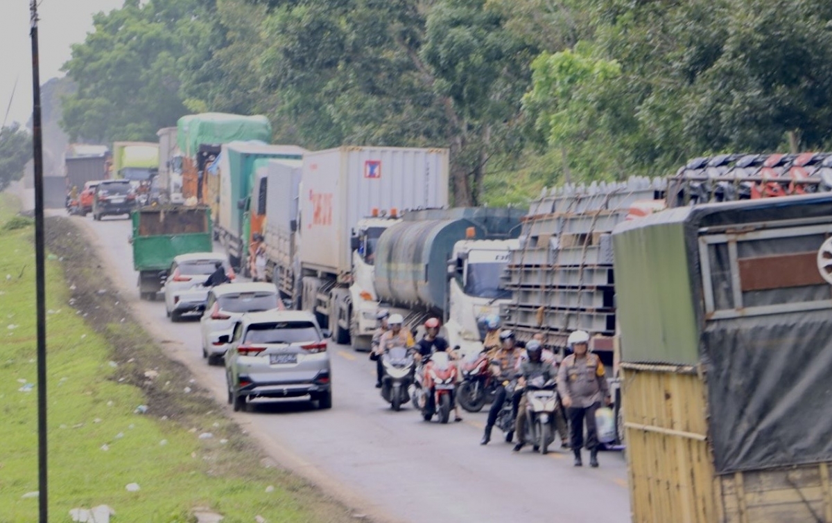 Macet Parah di Jalinsum Bandar Durian Labura, Antrean Kendaraan Capai Puluhan Kilometer