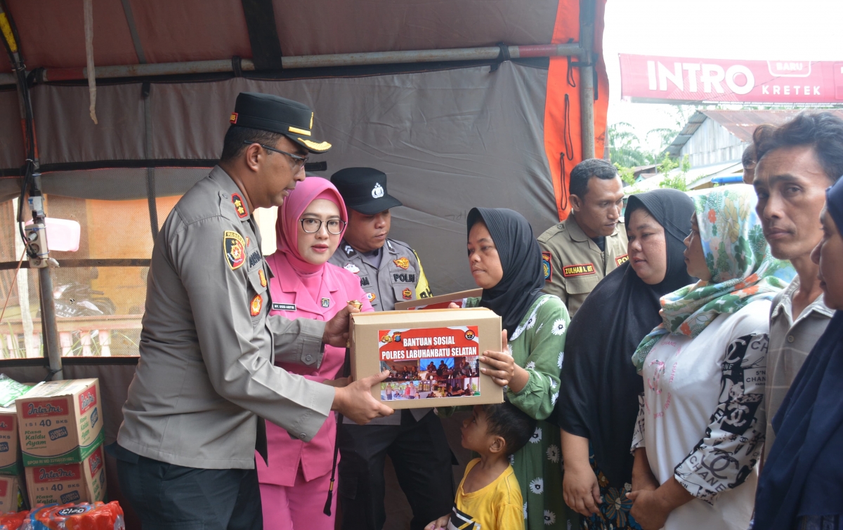 Kapolres Labusel Bantu Korban Kebakaran di Kota Pinang