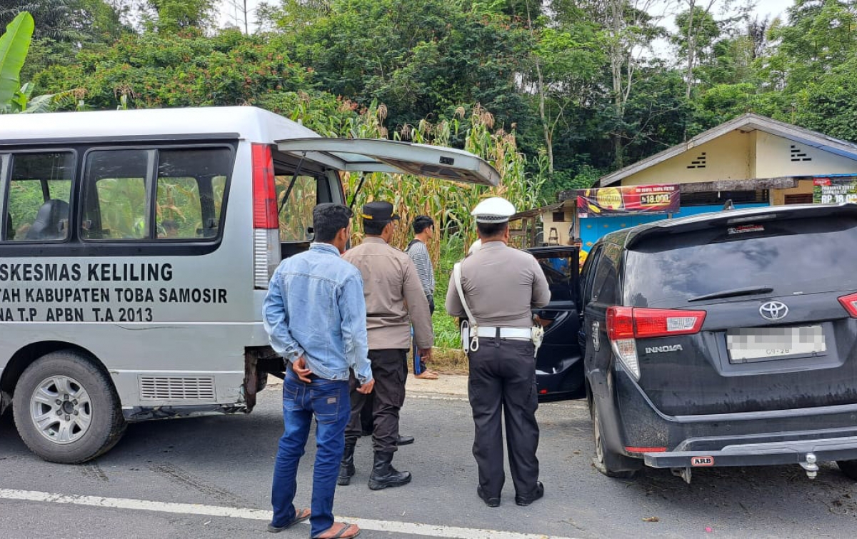 Detik-Detik Mobil Innova Pecah Ban hingga Tabrak Parit di Jalinsum Sionggang Utara