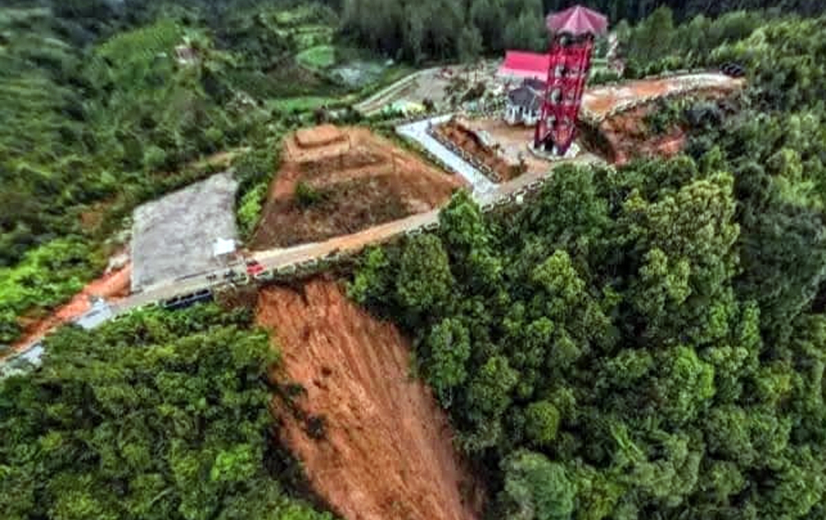 Perbukitan Menara Pandang Salib Kasih Longsor