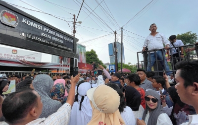 Ribuan Massa dari Berbagai Elemen Kepung KPU: Aksi Tuntut PSU Turut Diwarnai Bakar Lilin