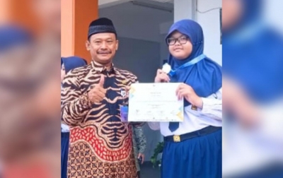 Plt Kepsek SMPN 27 Jakarta Kalungkan Medali ke Siswa Berpretasi pada Kompetisi ISIF 2024