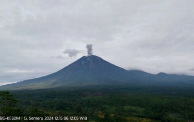 Gunung Semeru Erupsi Disertai Letusan Hingga 1 Kilometer