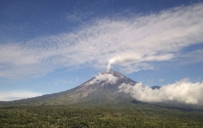 Gunung Semeru Beberapa Kali Erupsi, Tinggi Letusan hingga 1 Km