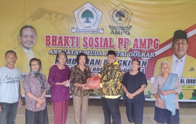 Bingkisan Natal, Pengurus STM Kristen Maranatha dan Marbot Masjid Terima Kasih ke Ketum Golkar